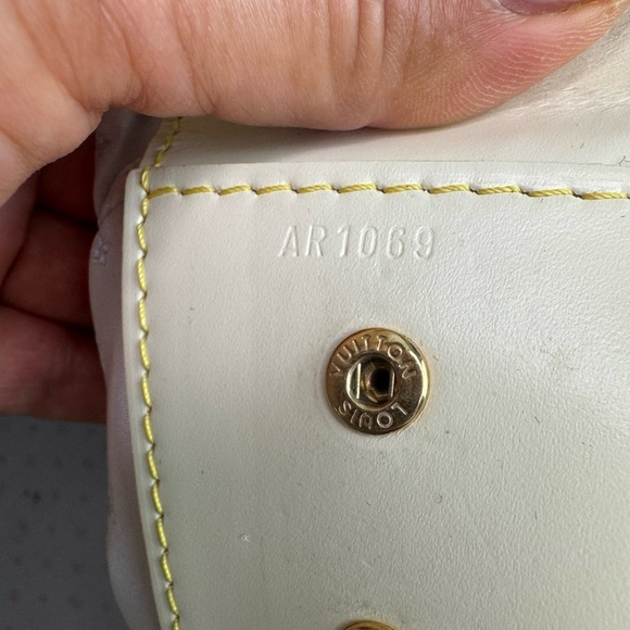 Louis Vuitton Suhali Leather Le Precieux - Neutrals Shoulder  LOUIS VUITTON White Suhali Leather Ladies Shoulder Tote.